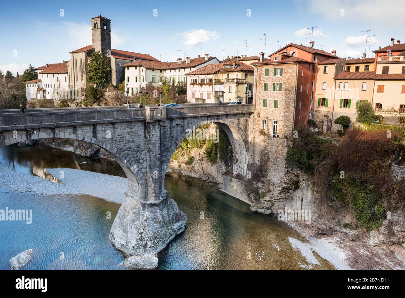 Cividale del Friuli y su puente del Diablo. Icónica ciudad lombarda, provincia de Udine, región de Friuli Venecia Julia, Italia Foto de stock