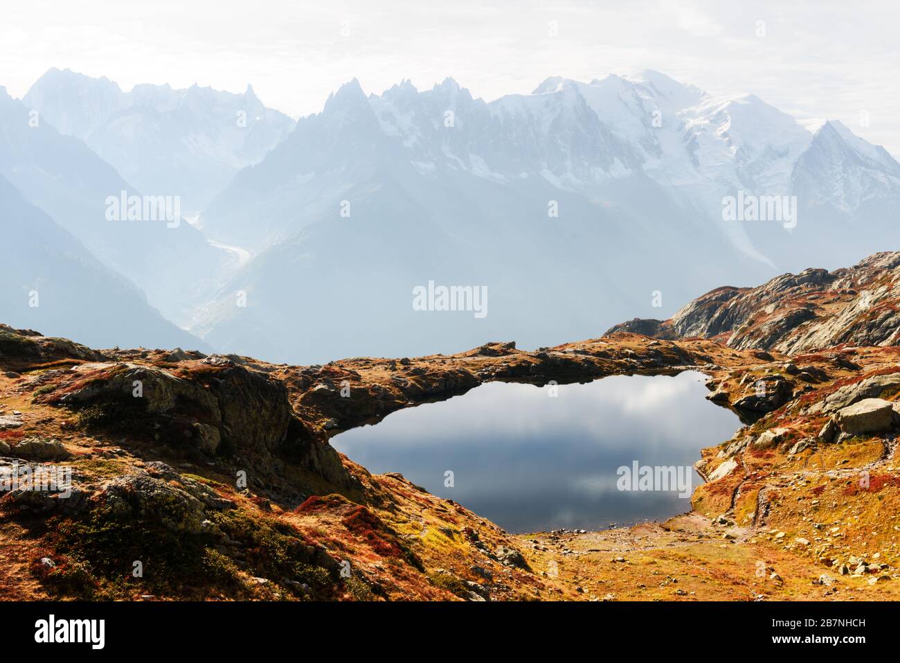 Colorido Paisaje otoñal con Chesery Lake (Lago De Cheserys) y Monte Bianco nevadas montañas gama en segundo plano. Vallon de Berard Nature Preserve, Chamonix, Francia Alpes Foto de stock