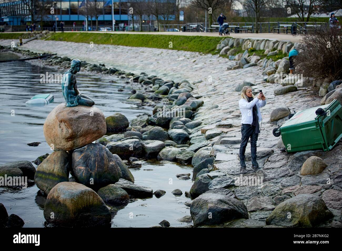 Copenhague, la capital de Dinamarca, estatua de bronce de la Sirenita en el paseo marítimo de Langelini por el diseñador Edvard Eriksen Foto de stock