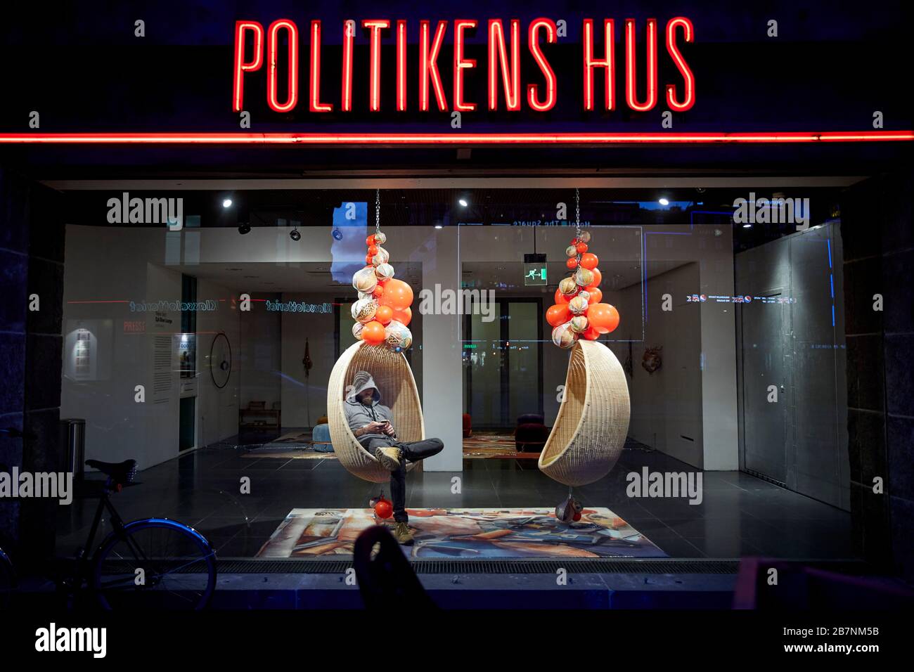 Copenhague, la capital de Dinamarca, Politiken Hus ventana del hotel con sillas colgantes en la ventana Foto de stock