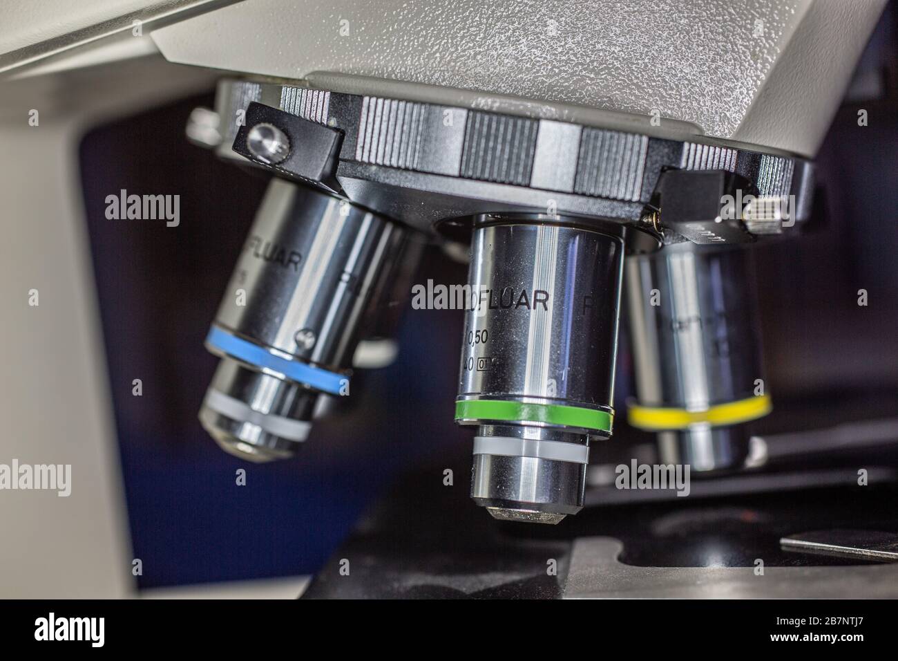 Pieza nasal de un microscopio con objetivos Fotografía de stock - Alamy