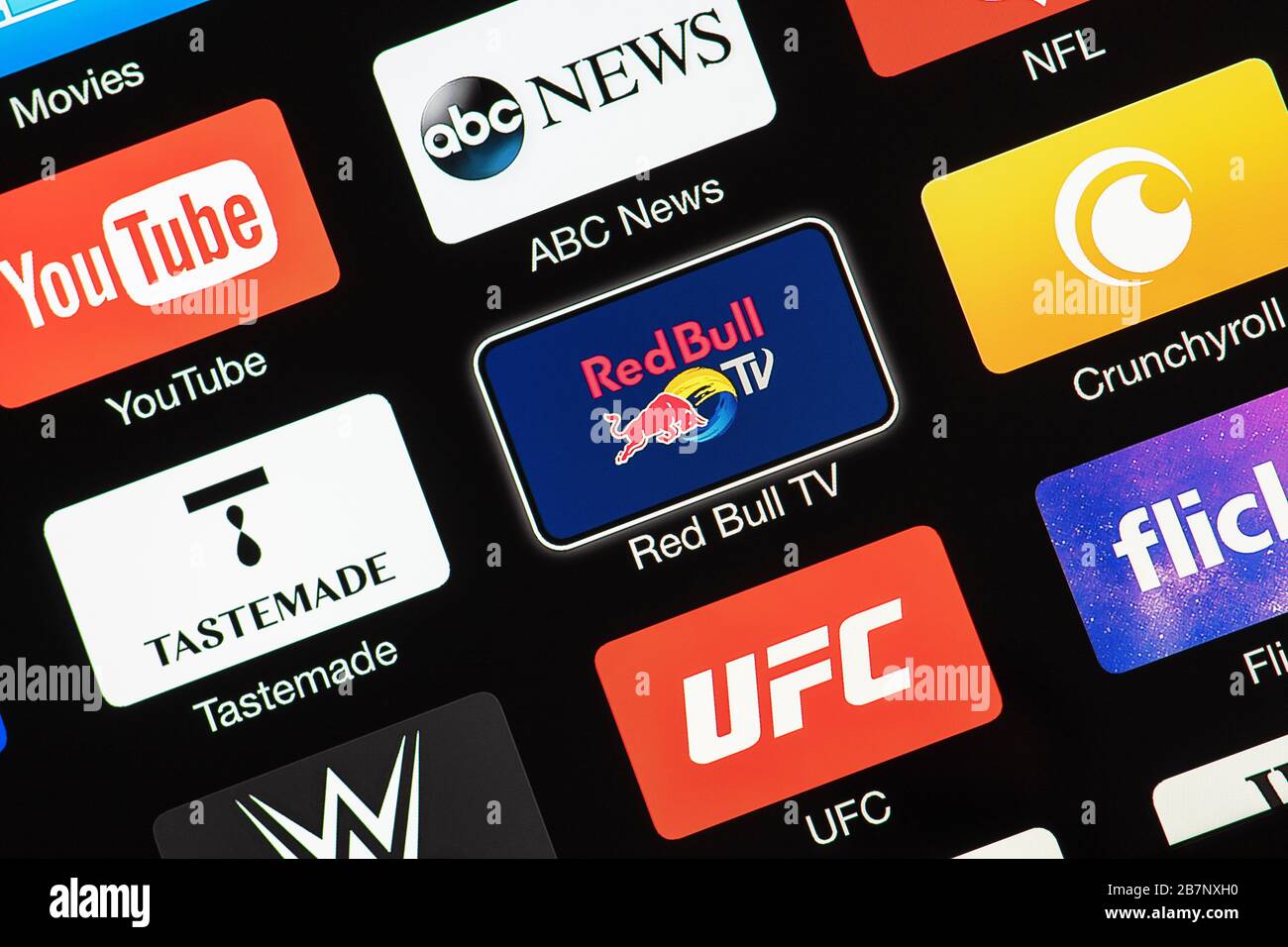 Smart TV con iconos de servicios y aplicaciones de transmisión de vídeo:  YouTube, ABC News, Tastemade, UFC, NFL, Crunchyroll, Flickr y Red Bull TV  Fotografía de stock - Alamy