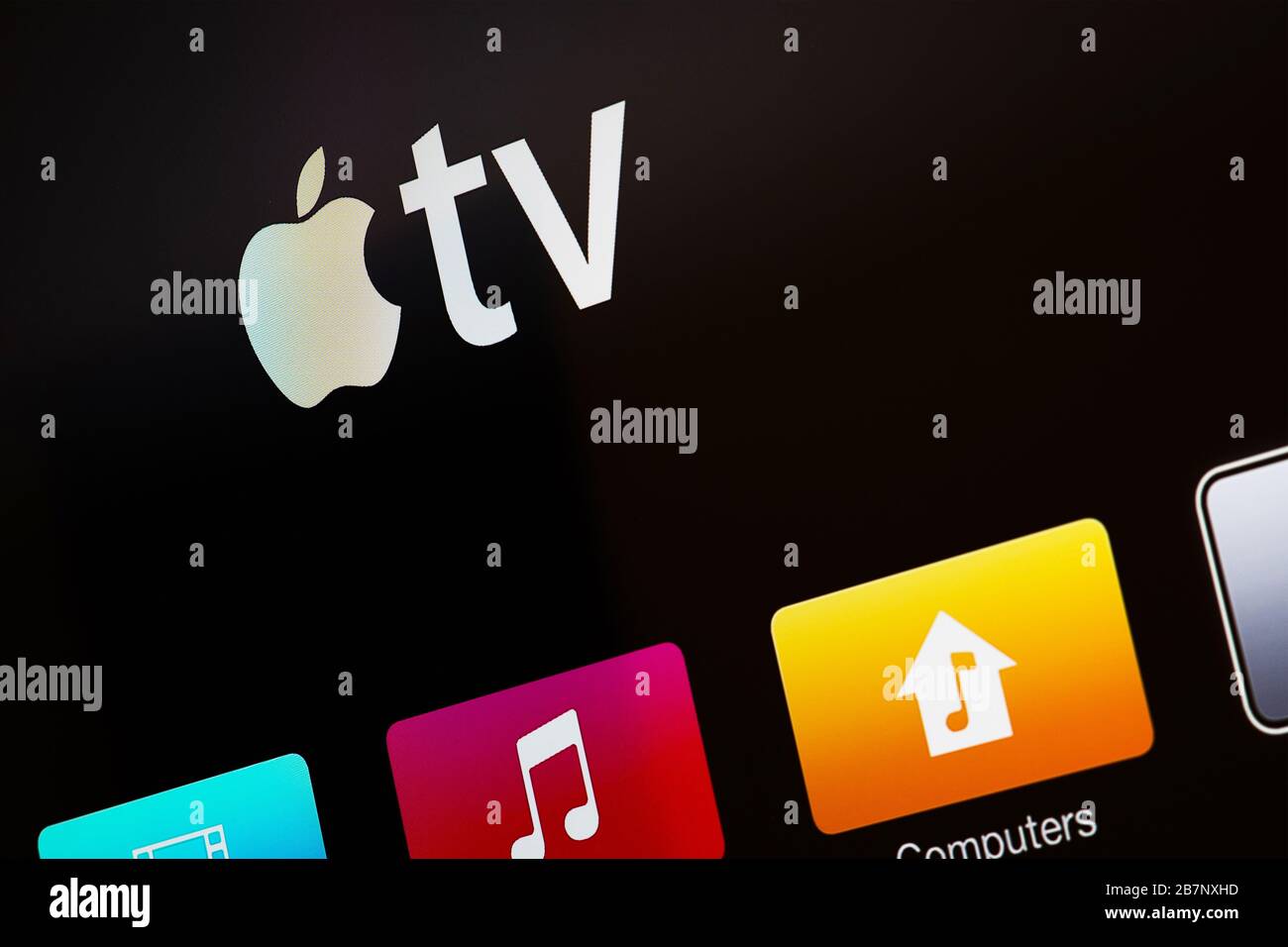 Miami/EE.UU. - Marth 17, 2020: Logotipo de Apple TV en la pantalla Smart TV. Apple TV es hardware y servicio de transmisión Foto de stock