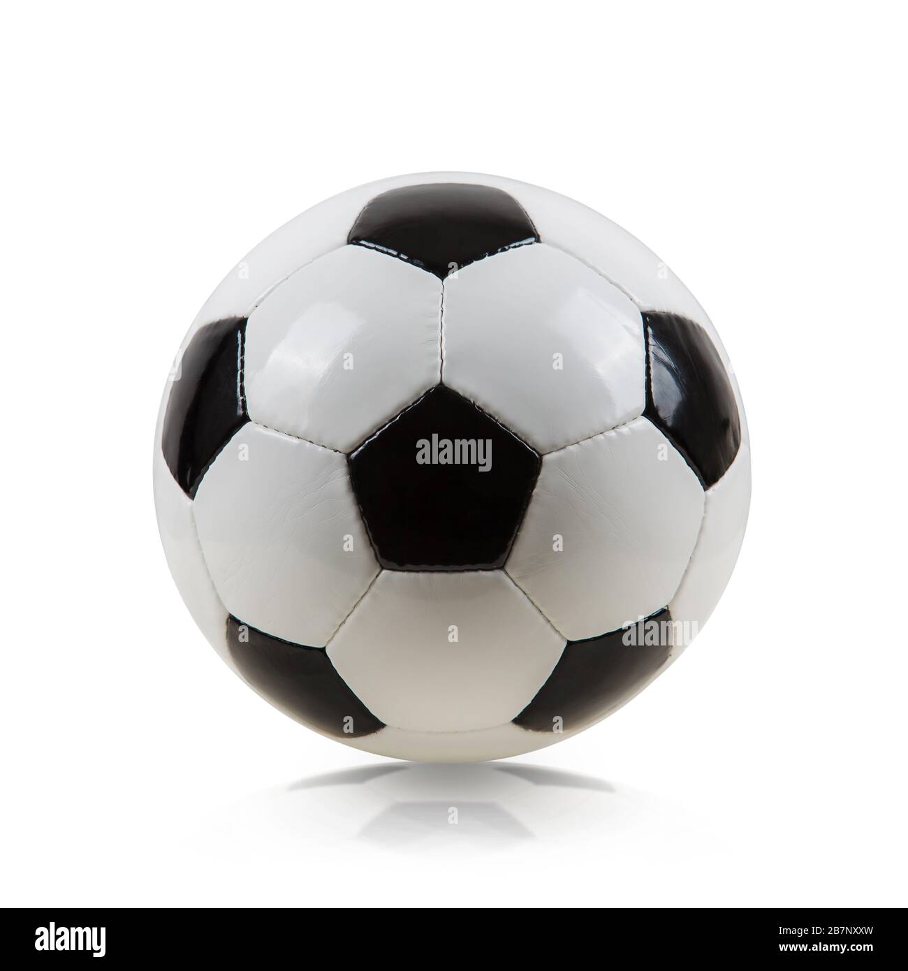 Pelota de fútbol clásica, patrón hexagonal típico, aislada sobre fondo  blanco. Símbolo de pelota de fútbol tradicional, foto real de estudio  Fotografía de stock - Alamy