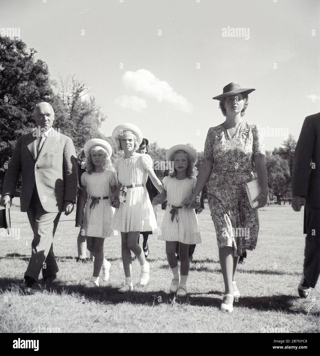 Princesa Sibylla con las pequeñas princesas en Haga Park, Suecia, 17/8 1944. Foto de stock