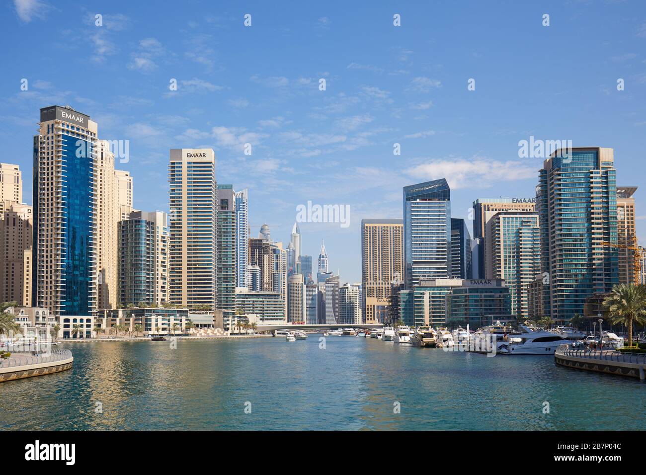 DUBAI, EMIRATOS ÁRABES UNIDOS - 23 DE NOVIEMBRE de 2019: Dubai Marina Bay con rascacielos y yates en un día soleado, cielo azul en Dubai Foto de stock