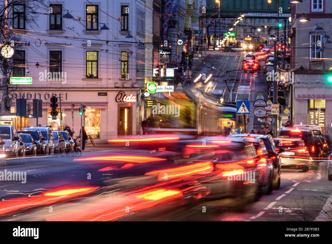 Wien, Viena: Tranvía, coches, rutas de coche ligero, tráfico pesado, hora punta, calle Währinger Straße, en 09. Alsergrund, Viena, Austria Foto de stock