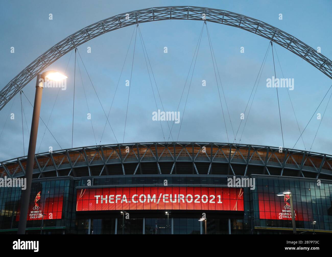 Una vista general del estadio Wembley, Londres después de que la UEFA haya decidido posponer la Eurocopa 2020 hasta el verano de 2021. Foto de stock