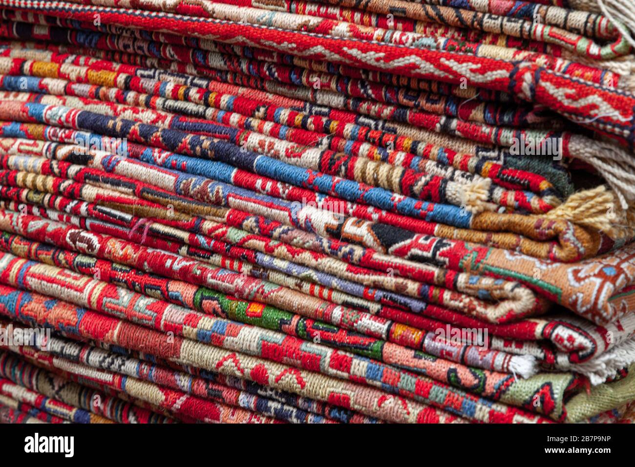 Una pila de alfombras caucásicas y orientales representadas en una tienda georgiana local. Tbilisi, Georgia Foto de stock