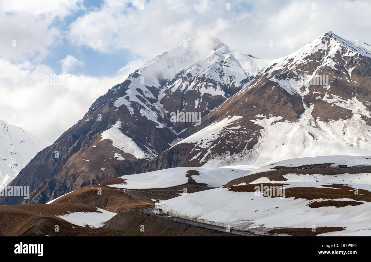 Gudauri, Georgia. Paisaje montañoso con picos nevados vacíos del Cáucaso Foto de stock