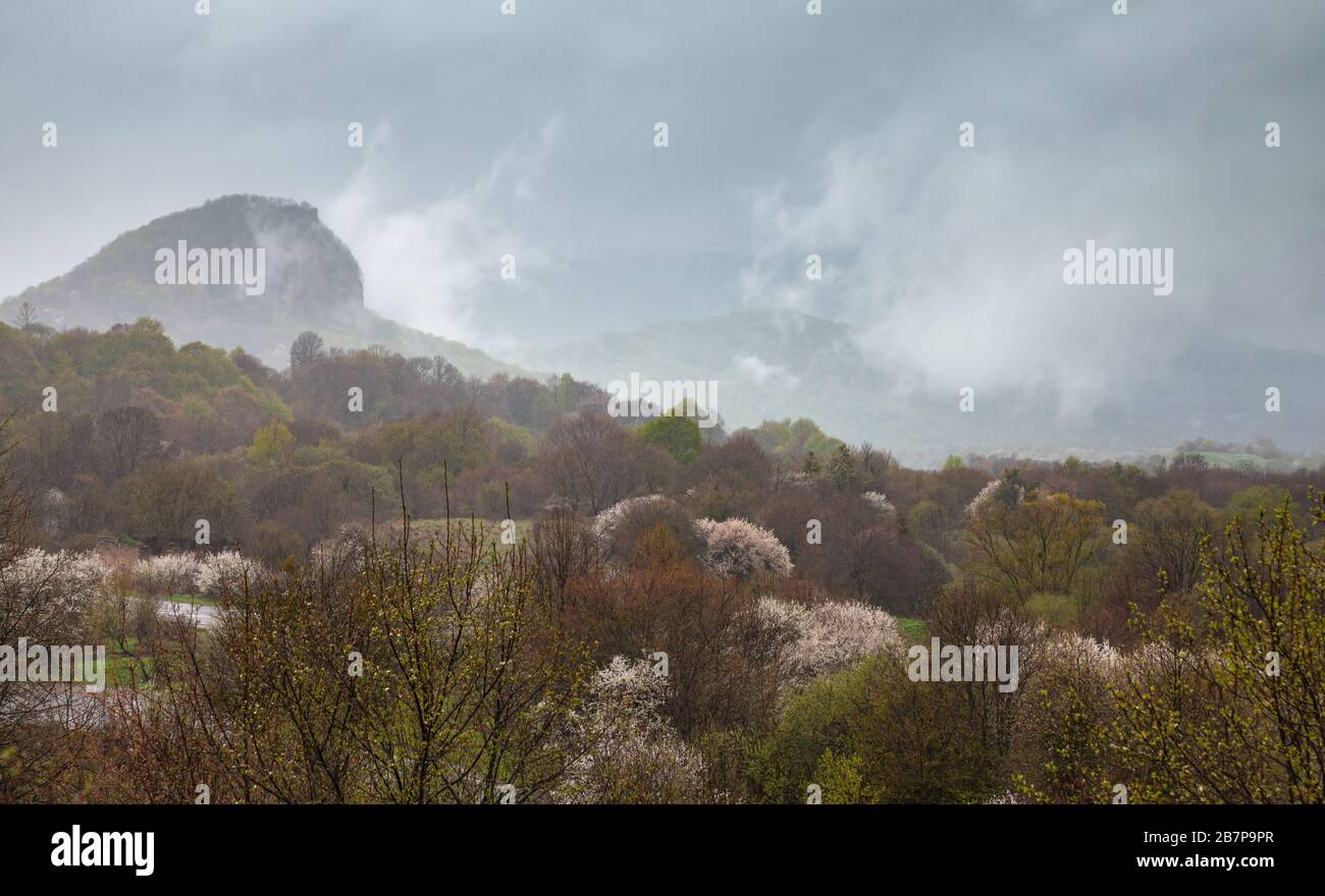 Paisaje montañoso de Kakheti, Georgia en el nublado día de primavera Foto de stock