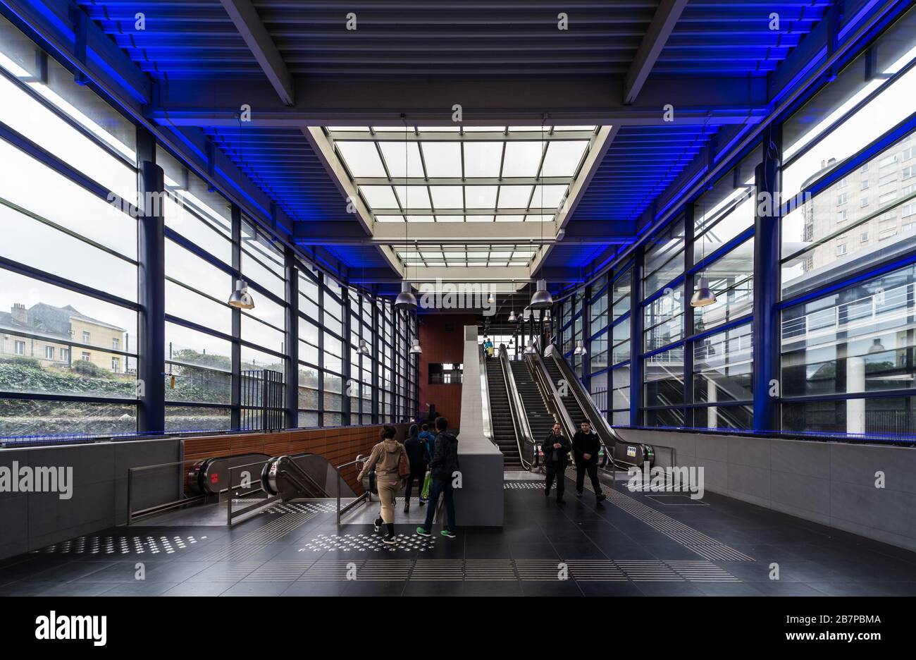 La estación de metro y tranvía Gare de l'Ouest, un importante centro de transporte público, Molenbeek, Bruselas, Bélgica Foto de stock