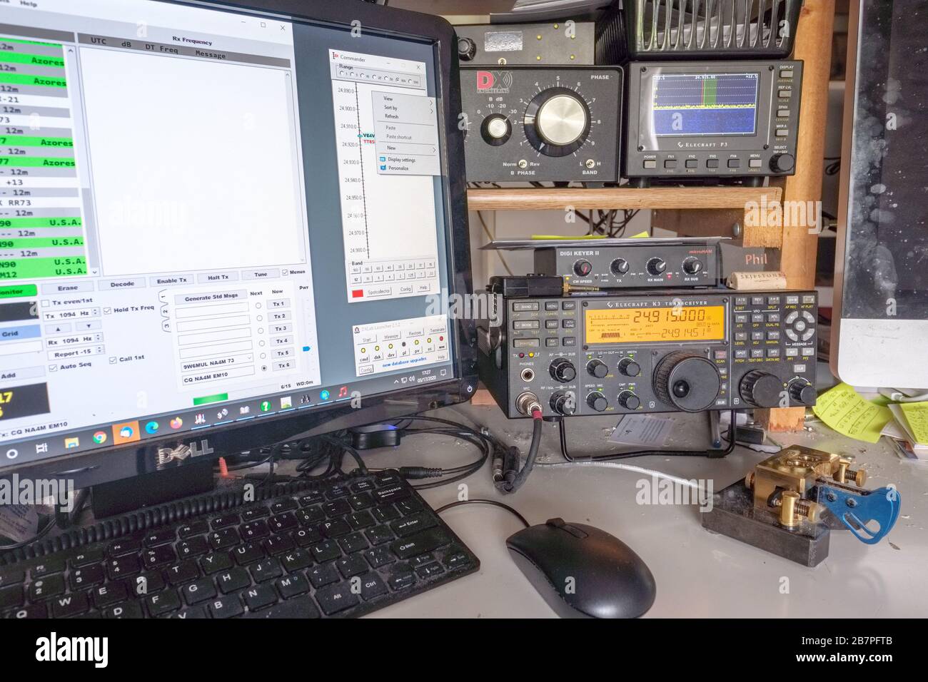 Una moderna estación de radio de jamón amateur en casa. El equipo incluye un transceptor de radio de estado sólido y un ordenador de sobremesa conectado para trabajar con la radio. Foto de stock