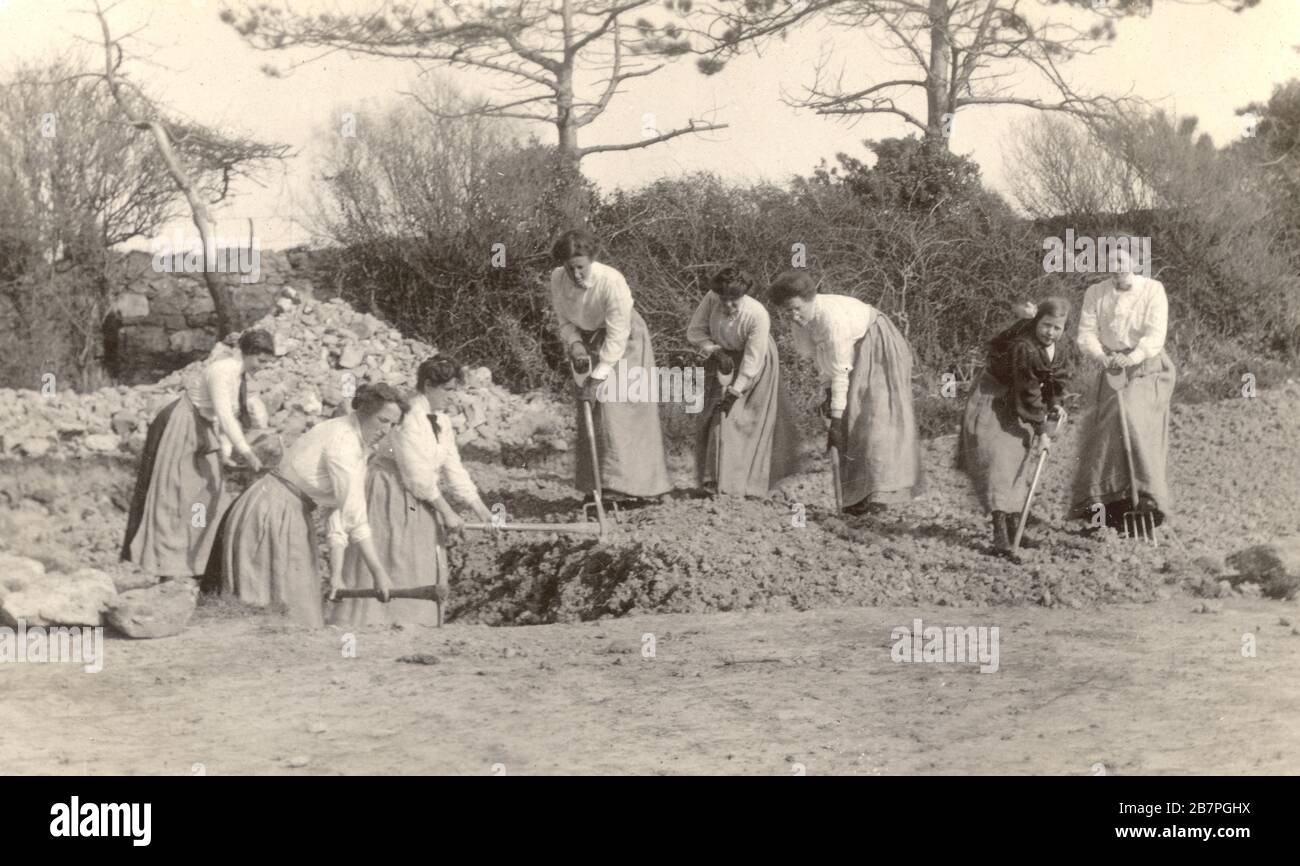 WW1 era postal de grupo de mujeres tierra niñas, haciendo trabajo de guerra - la construcción de una pista de granja, alrededor de 1916, Reino Unido Foto de stock