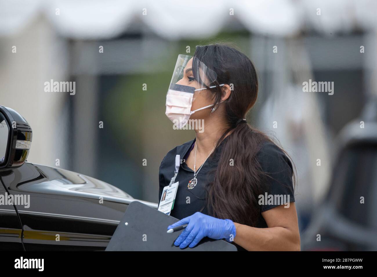 17 de marzo de 2020, Austin, Texas, EE.UU.: Los profesionales de la salud evalúan y toman hisopos de una corriente constante de tejanos preocupados en una clínica de Baylor Scott & White en el sur de Austin. Texas está restringiendo aún más las reuniones públicas a raíz de un enorme aumento en los casos de COVID19 esta semana. (Imagen de crédito: © Bob Daemmrich/ZUMA Wire) Foto de stock