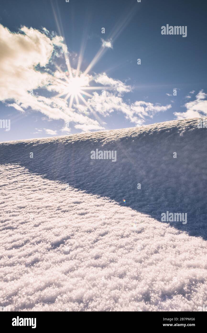 Un hermoso invierno en el sur de Islandia durante los días árticos. El turismo en Islandia lleva a visitar el país durante todo el año. Escandinavia increíble Foto de stock