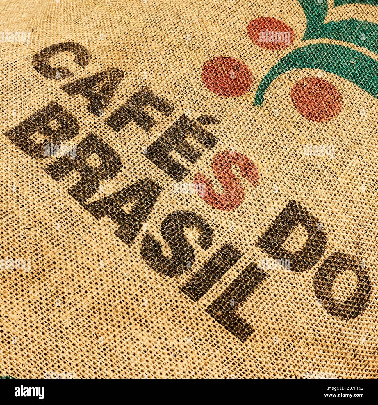 Dubai, EAU - 31 de enero de 2020: Café brasileño - primer plano de saco de granos de café de Brasil Foto de stock