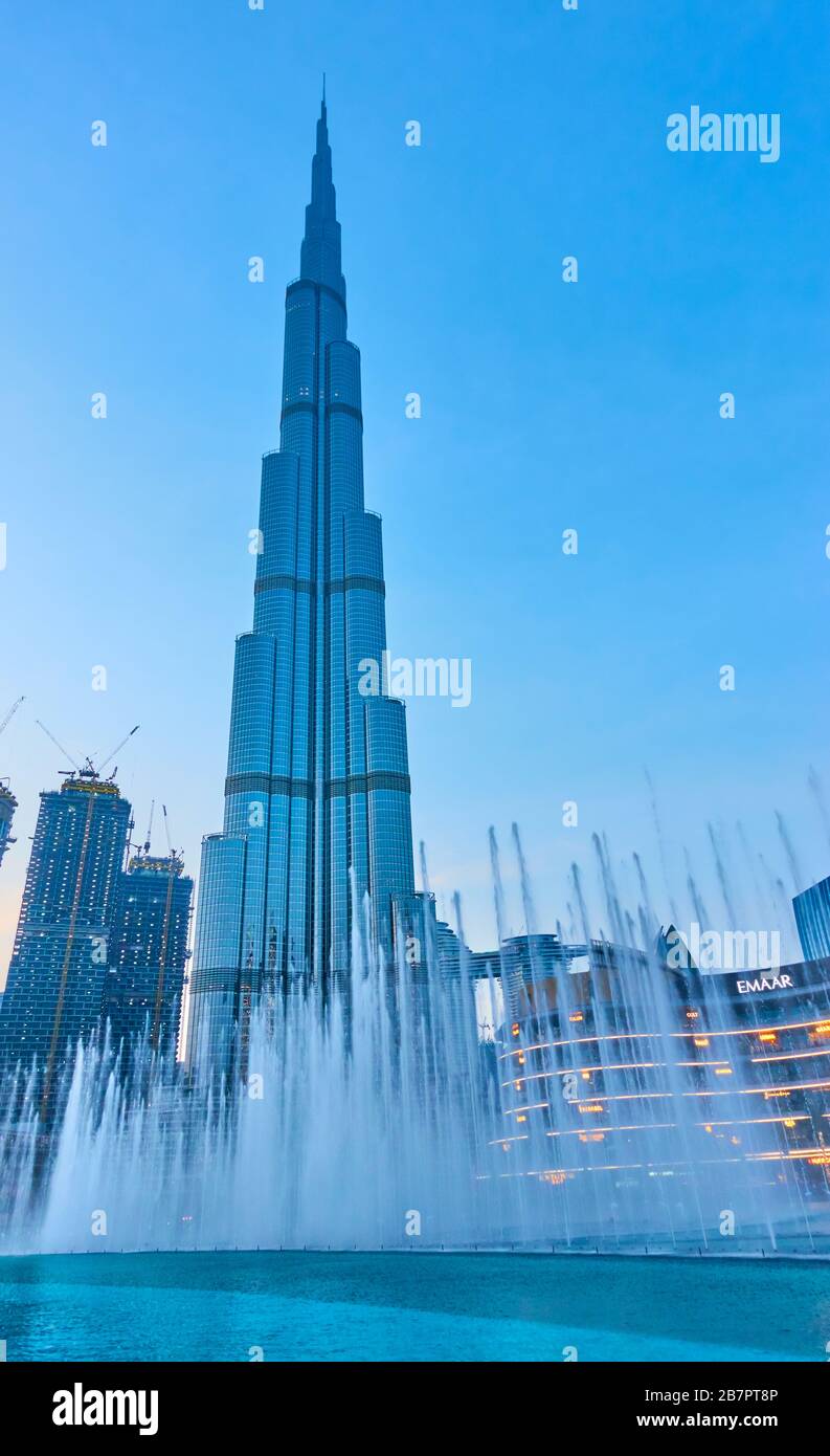 Dubai, EAU - 02 de febrero de 2020: La fuente de Dubai y el edificio Burj Khalifa al atardecer Foto de stock