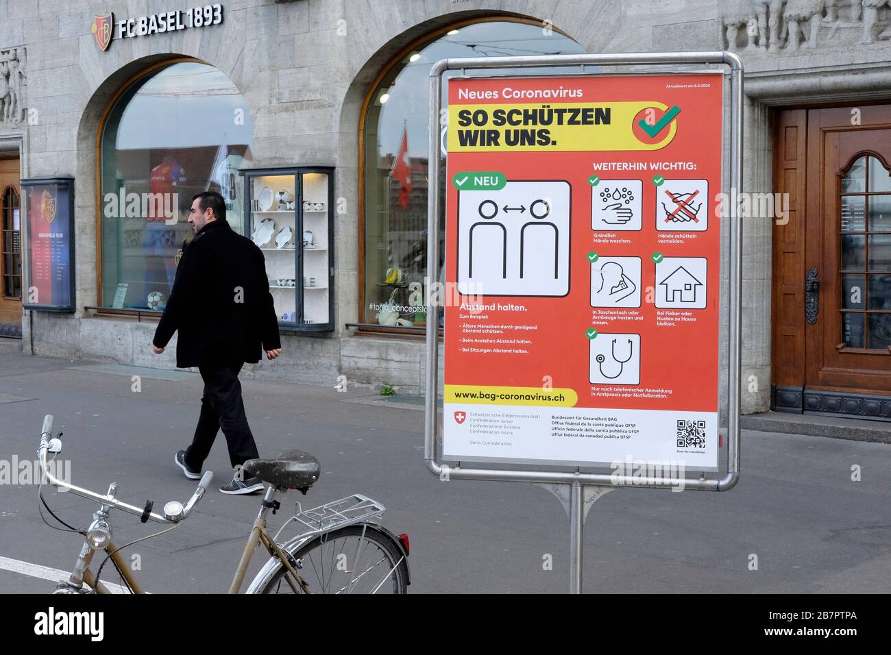 Una señal que aconseja a la gente sobre el coronavirus, Basilea, Suiza Foto de stock