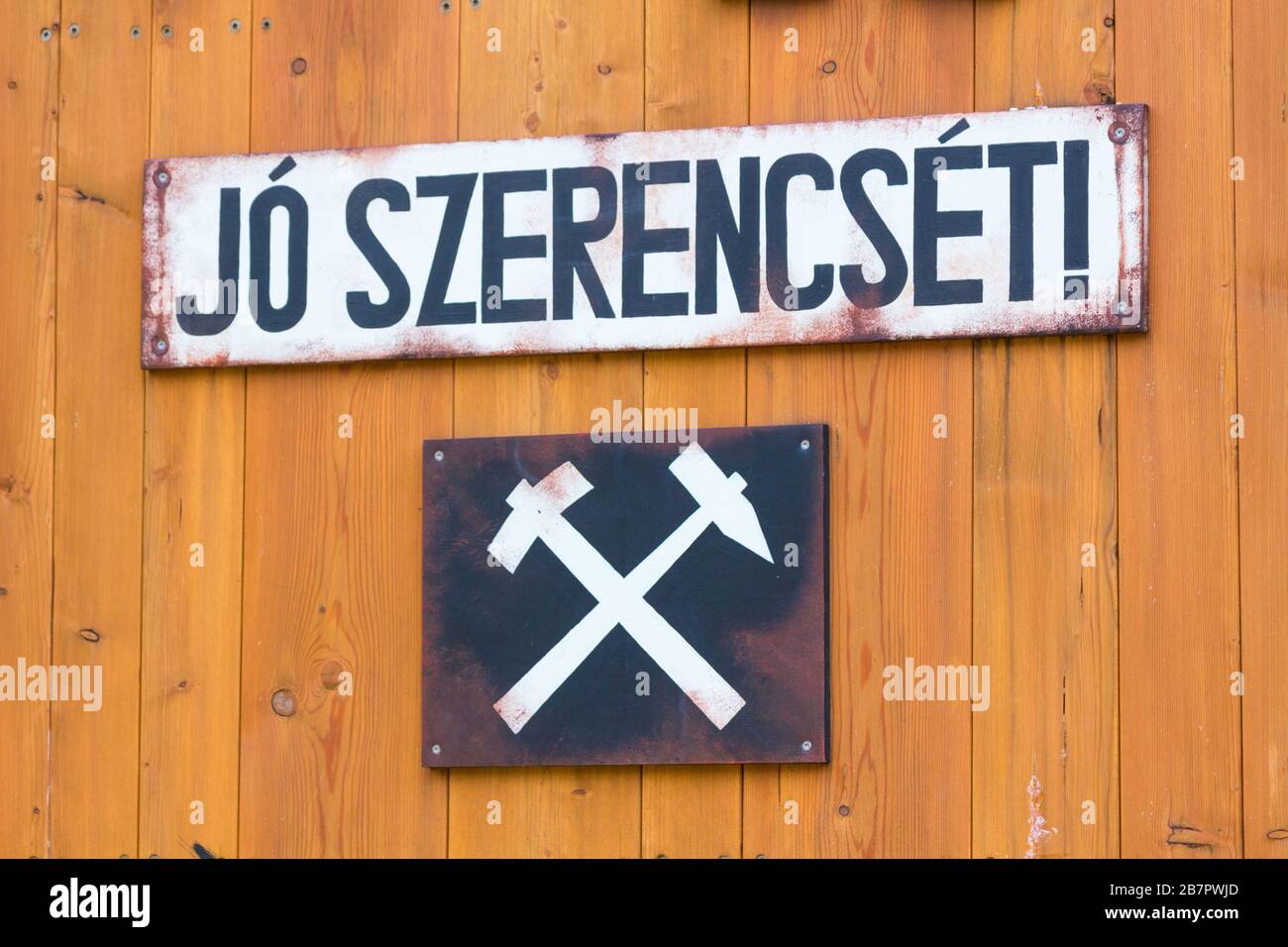 Jo szerencset (buena suerte) pie de foto con los mineros firman emblema en el juguete de madera en el parque infantil, Brennbergbanya, Sopron, Hungría Foto de stock