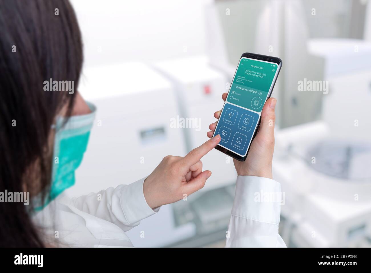 Análisis de laboratorio encontrar en la aplicación de teléfono inteligente en el concepto de las manos de enfermera. Laboratorio Hosital en el fondo Foto de stock