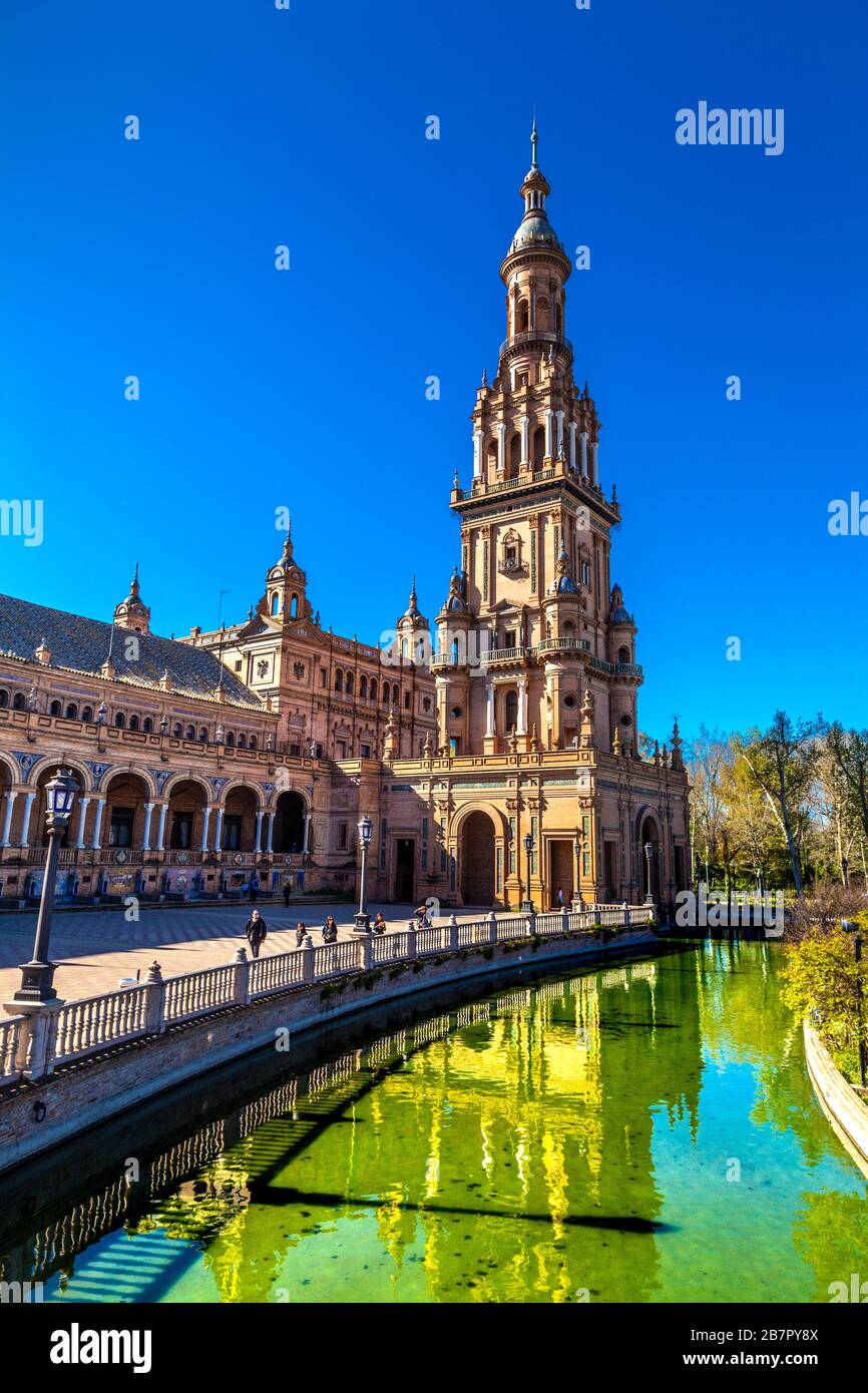 Pabellón de la Plaza de España en el Parque de María Luisa, Sevilla, Andalucía, España Foto de stock