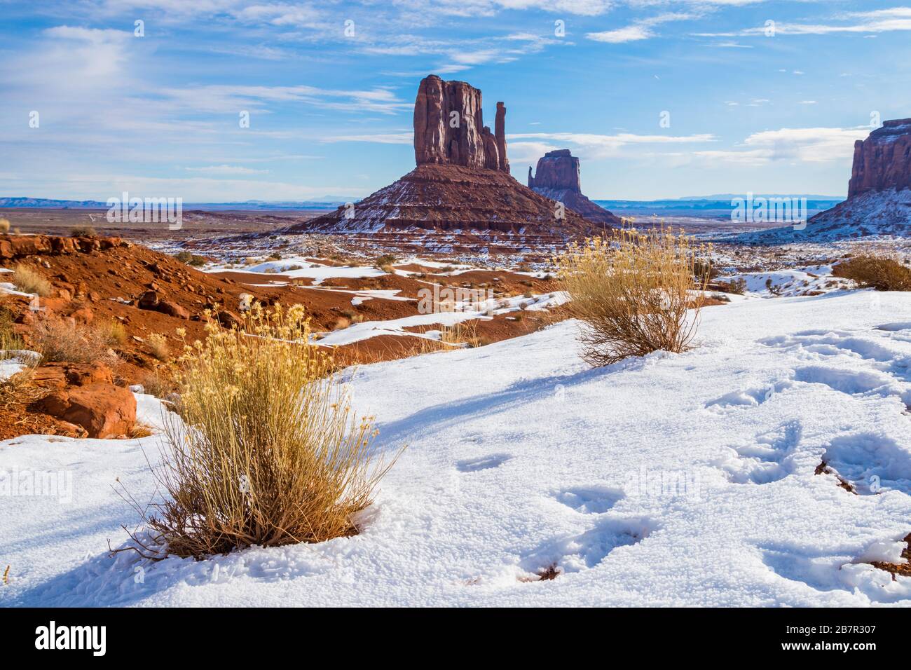 Monument Valley Navajo Tribal Park, West Mitten Butte en la nieve Foto de stock
