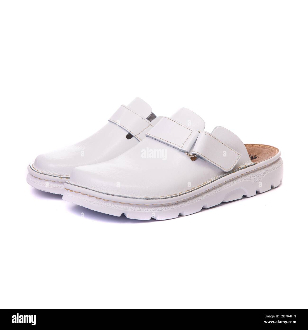 Zapatos ortopédicos masculinos blancos de fondo aislado Fotografía de stock  - Alamy