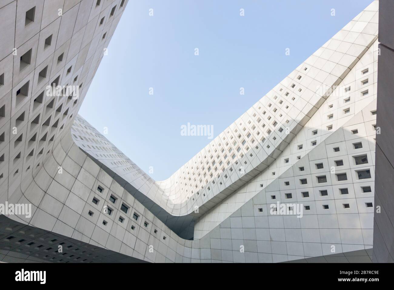 Nanjing, China-23 de diciembre de 2018:Centro cultural juvenil internacional de Nanjing, diseñado por Zaha Hadid Architects. Foto de stock
