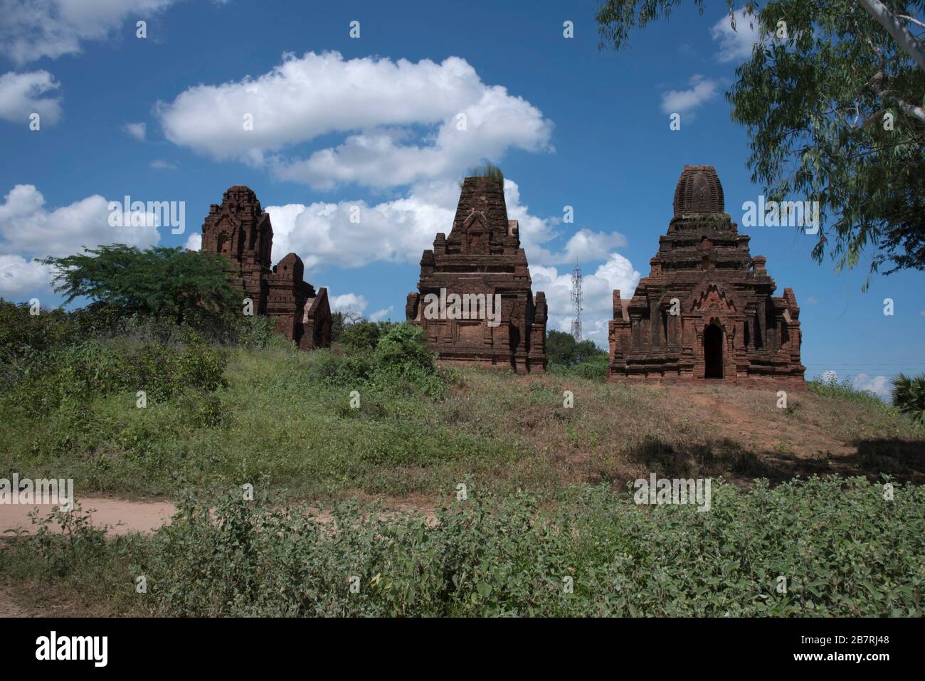 Myanmar: Bagan-Salay. Vista general de Paya Thon Zu. Situado en un pequeño montículo. Foto de stock