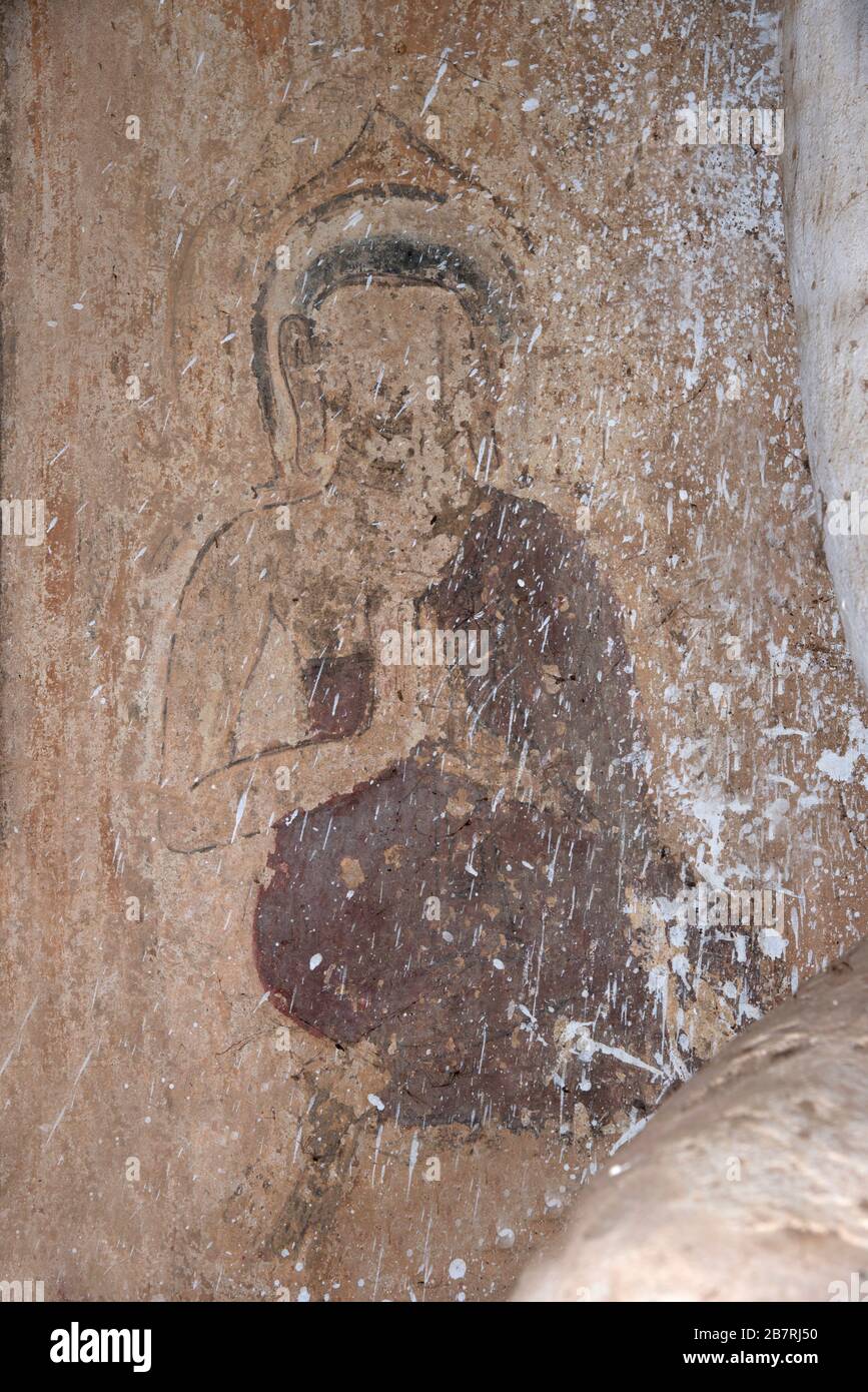 Myanmar: Bagan-Salay. Buda pintado en la pared izquierda del santuario en uno de los tres templos de Paya Thon Zu. Foto de stock