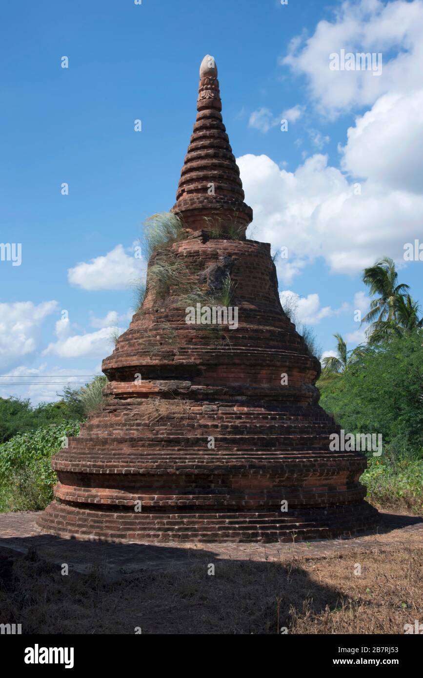 Myanmar: Bagan- UN monumento conmemorativo Brick Stupa en el camino a la Puerta de Tharaba. Foto de stock