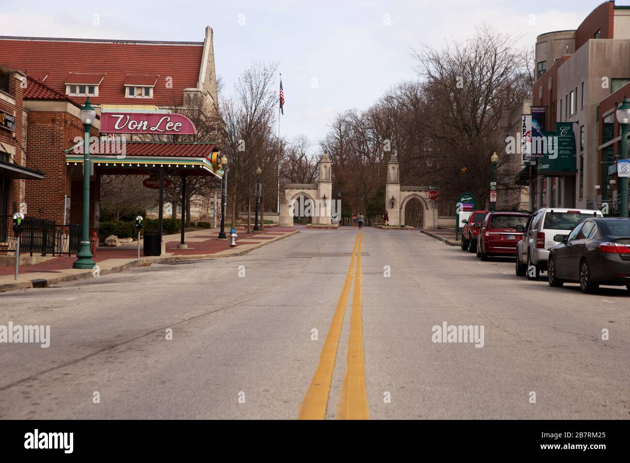 Bloomington, Estados Unidos. 17 de marzo de 2020. Los negocios a lo largo de Kirkwood Avenue en el centro de Bloomington están cerrados, y la calle normalmente ocupada se vacía de tráfico después de que el gobernador de Indiana Eric Holcomb cerró todos los bares y restaurantes en el estado durante la emergencia 2020 Covid-19/Coronavirus. Bloomington es una ciudad universitaria, y los bares y restaurantes son un empleador importante, y parte de la economía local, pero ahora la mayoría de los restaurantes han cerrado, y desempleado a sus empleados. Algunos restaurantes venden comida para llevar. Crédito: SOPA Images Limited/Alamy Live News Foto de stock