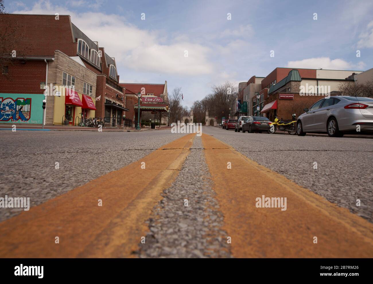 Bloomington, Estados Unidos. 17 de marzo de 2020. Los negocios a lo largo de Kirkwood Avenue en el centro de Bloomington están cerrados, y la calle normalmente ocupada se vacía de tráfico después de que el gobernador de Indiana Eric Holcomb cerró todos los bares y restaurantes en el estado durante la emergencia 2020 Covid-19/Coronavirus. Bloomington es una ciudad universitaria, y los bares y restaurantes son un empleador importante, y parte de la economía local, pero ahora la mayoría de los restaurantes han cerrado, y desempleado a sus empleados. Algunos restaurantes venden comida para llevar. Crédito: SOPA Images Limited/Alamy Live News Foto de stock