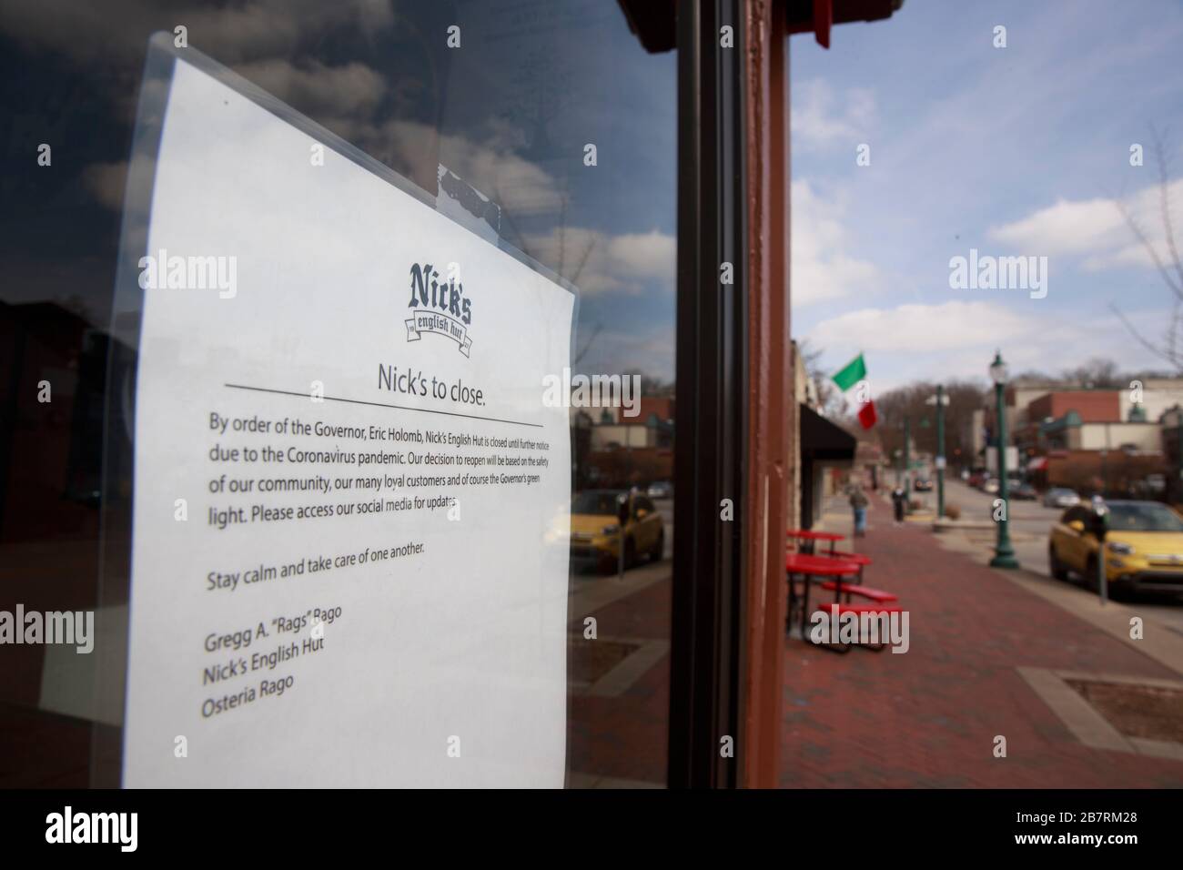 Bloomington, Estados Unidos. 17 de marzo de 2020. Un cartel en la puerta de Nick's English Hut, un establecimiento de larga data en la ciudad, dice que el restaurante está cerrado hasta nuevo aviso después de que el gobernador de Indiana Eric Holcomb cerró todos los bares y restaurantes a cualquier cosa excepto para llevar a cabo negocios durante la emergencia 2020 Covid-19/Coronavirus. Bloomington es una ciudad universitaria, y los bares y restaurantes son un empleador importante, y parte de la economía local, pero ahora la mayoría de los restaurantes han cerrado, y desempleado a sus empleados. Crédito: SOPA Images Limited/Alamy Live News Foto de stock