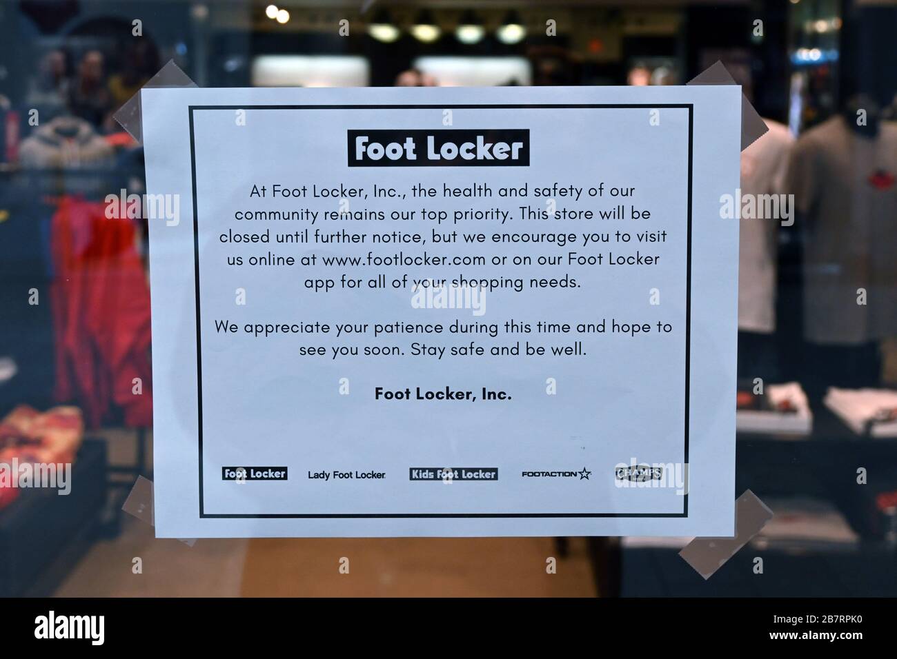 Vista general de la señal de cierre en la tienda Foot Locker en el centro  comercial los Cerritos Center, martes, 17 de marzo de 2020, en Cerritos,  California. El centro comercial ha