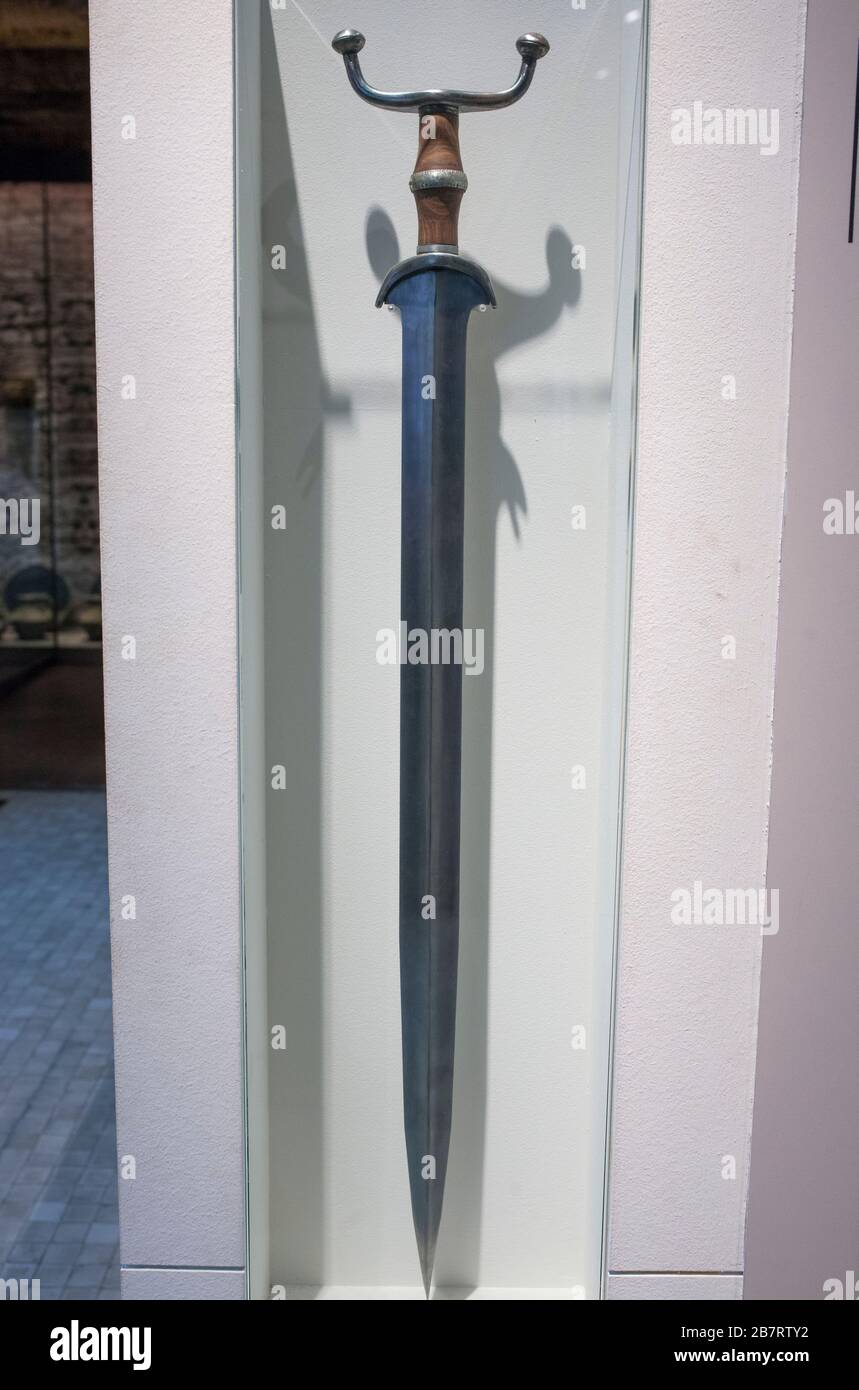 Barcelona, España - 27 de diciembre de 2019: Espada de antenas de hierro,  siglo VI AC. Museo Catalán de Arqueología, Barcelona, España Fotografía de  stock - Alamy