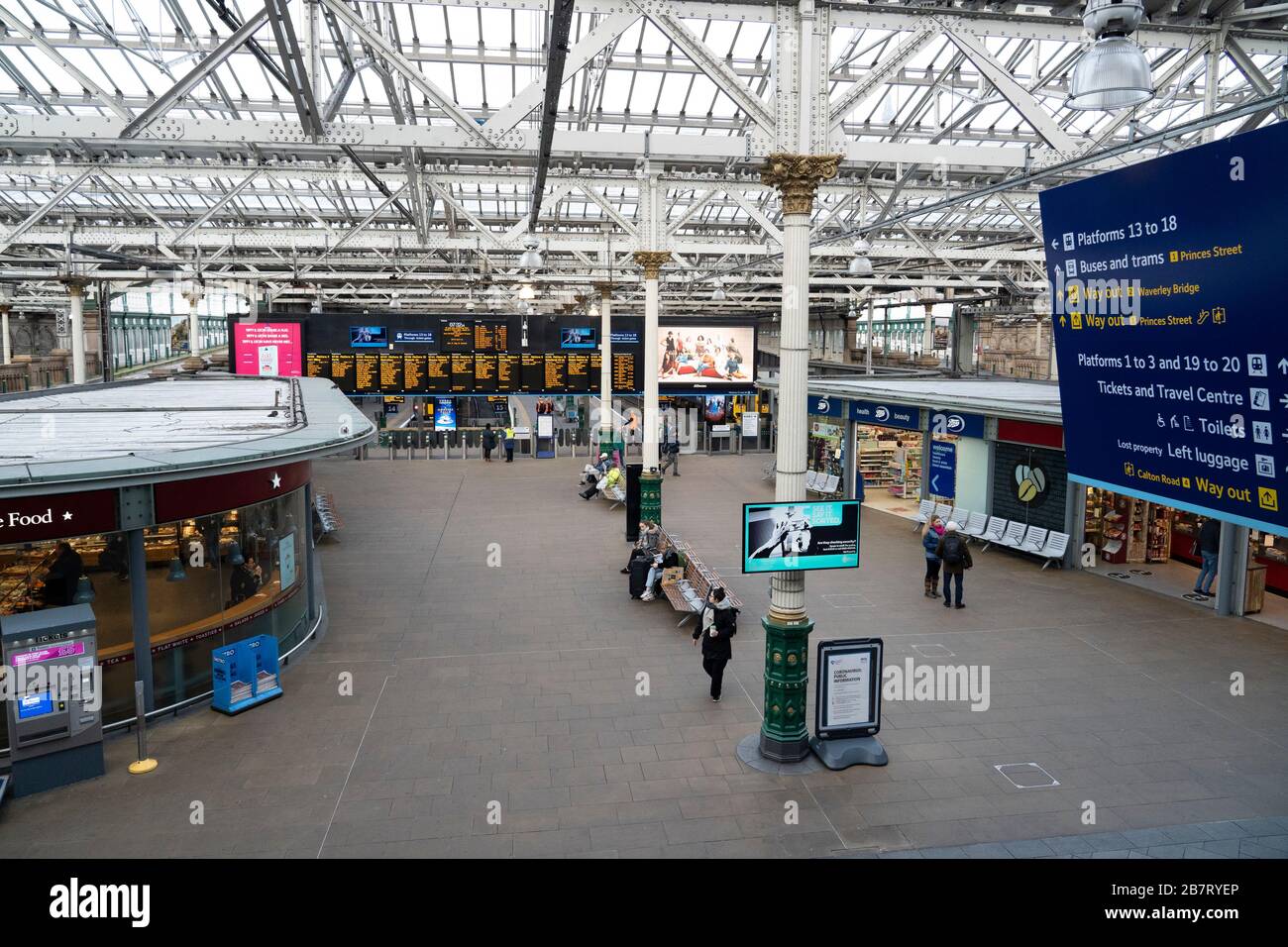 Edimburgo, Escocia, Reino Unido. 18 de marzo de 2020. El susto coronavirus es obvio en una estación Waverley vacía durante la hora punta de la mañana normalmente ocupada. Iain Masterton/Alamy Live News. Foto de stock