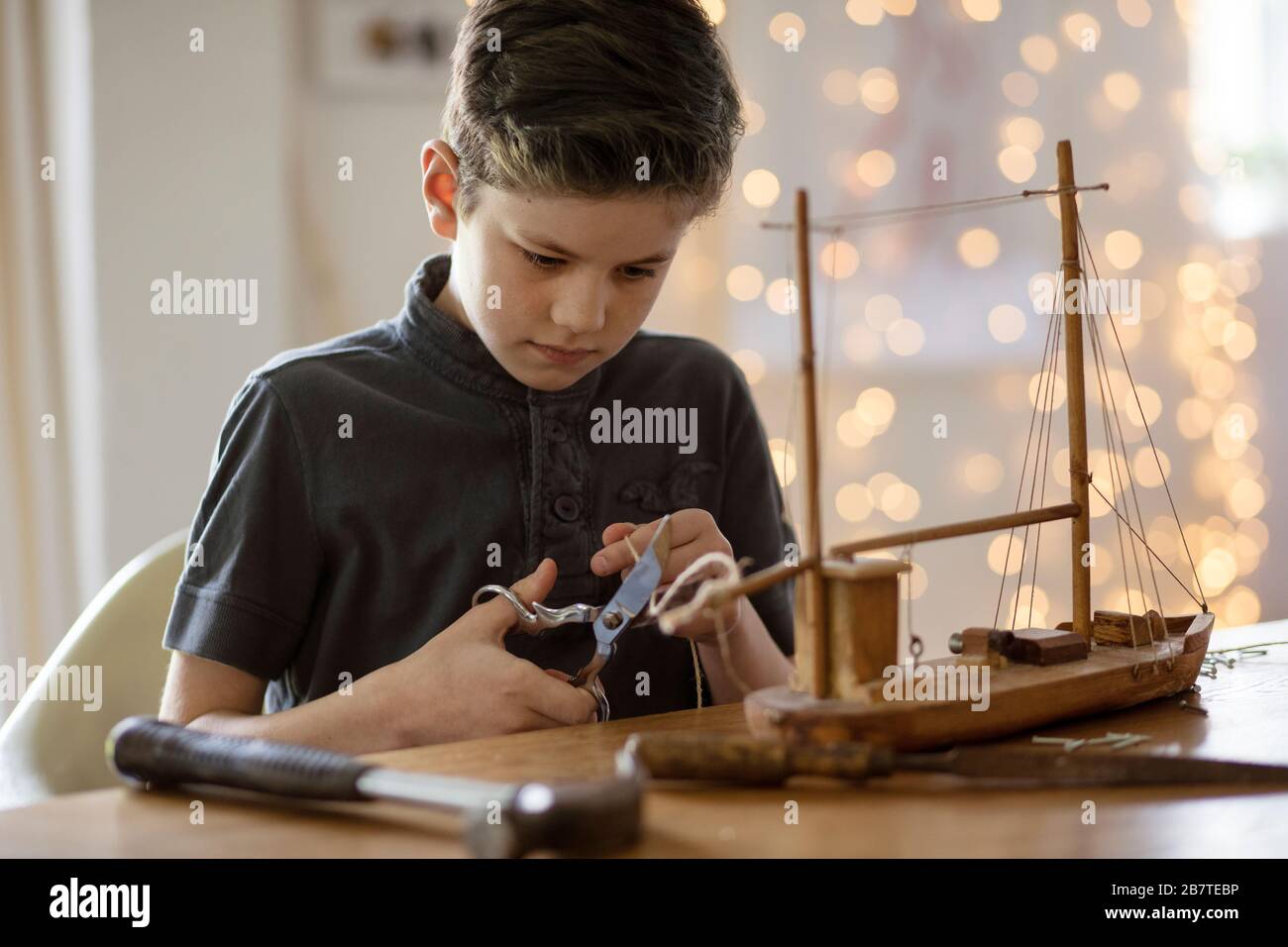 Niño trabajando en el modelo de barco Foto de stock