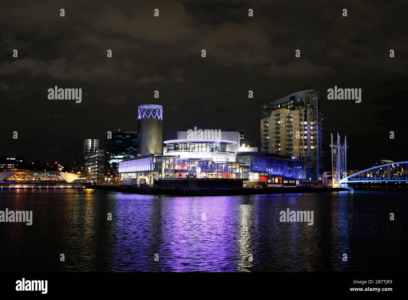 El Teatro Quays, visto por la noche, en Salford Quays, cerca de Manchester, Inglaterra. - 14 de marzo de 2020 Fotografía de Andrew Higgins/mil Word Media NO SAL Foto de stock