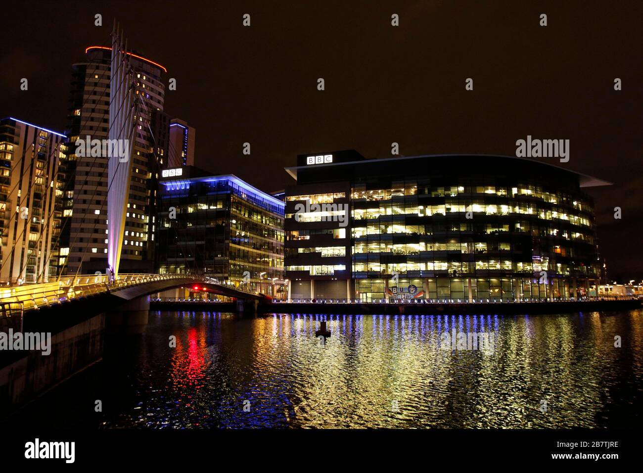Edificios Mediacityuk BBC, vistos por la noche, en Salford Quays, cerca de Manchester, Inglaterra. - 14 de marzo de 2020 imagen de Andrew Higgins/Thousand Word Media Foto de stock