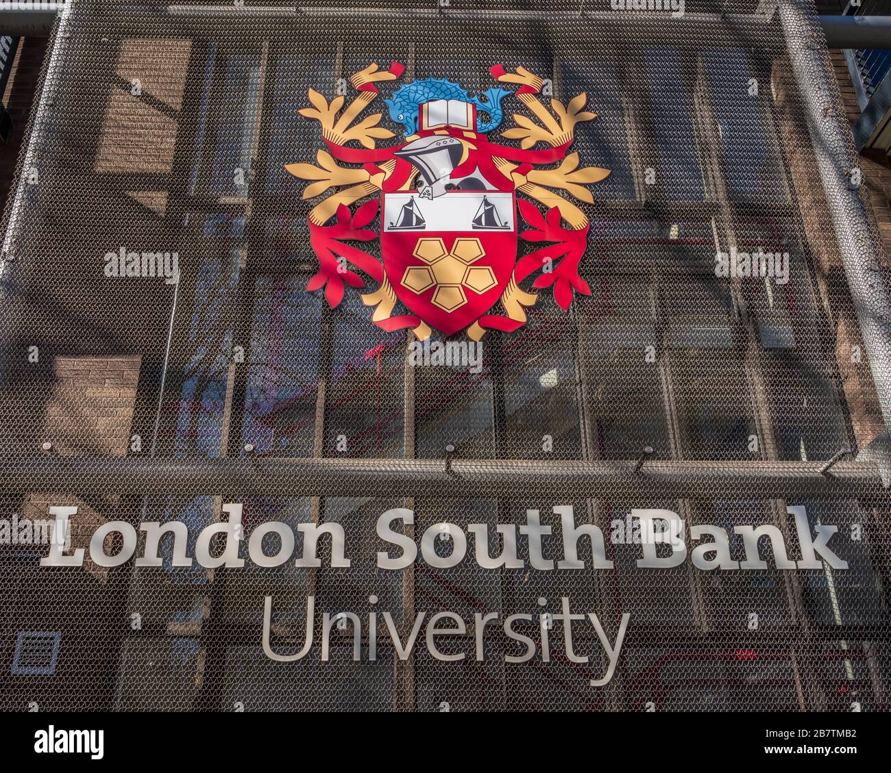 Londres South Bank University Logo o escudo en un edificio