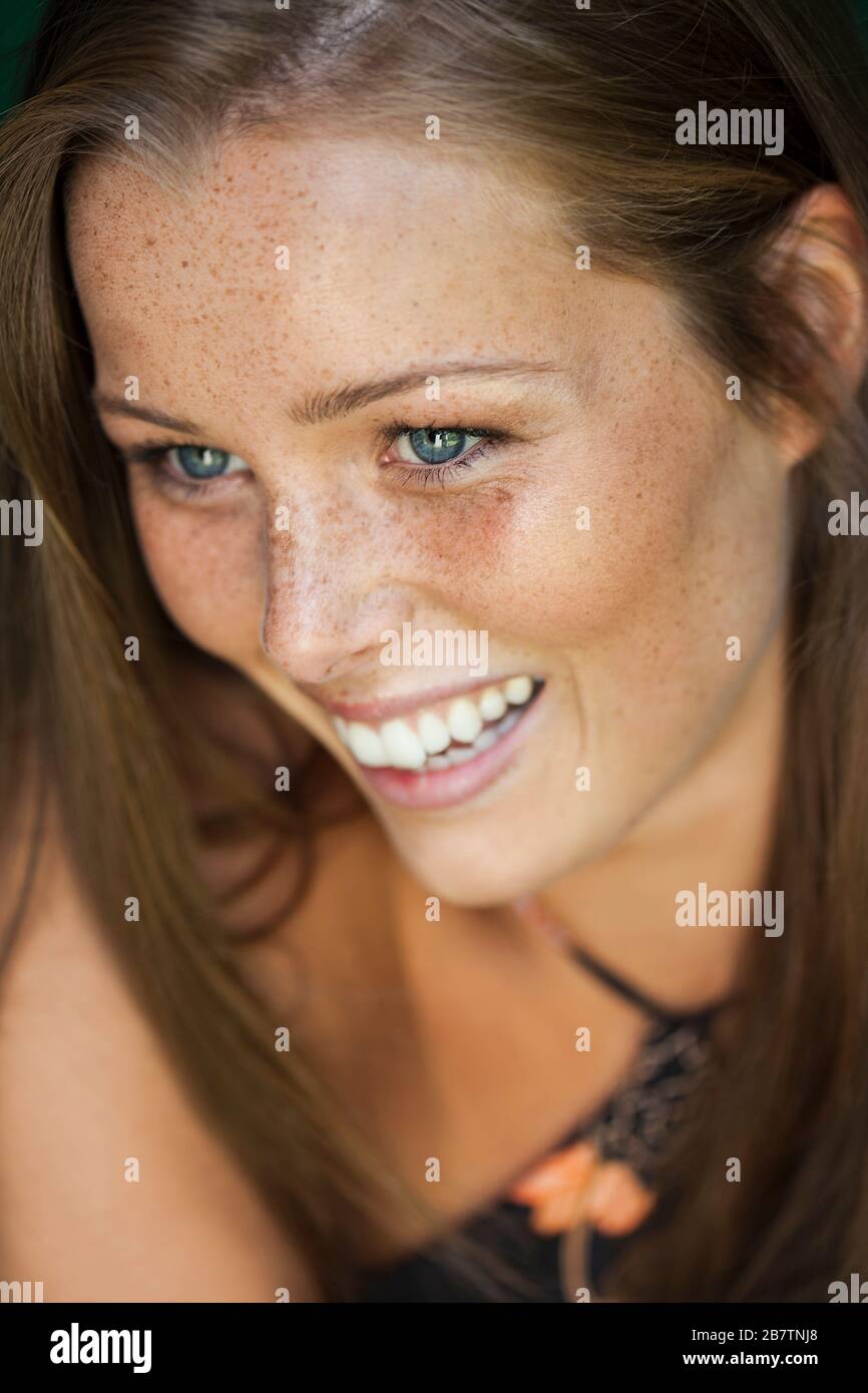 Retrato de mujer joven sonriente Foto de stock