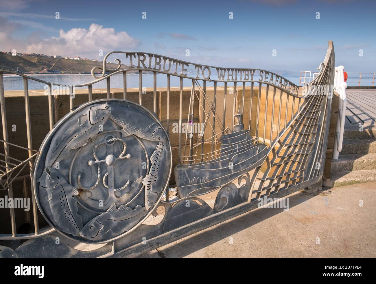 Homenaje a Whitby Seafarers, escultura de metal en Whitby Pier, costa de Yorkshire del Norte, Inglaterra, Reino Unido Foto de stock