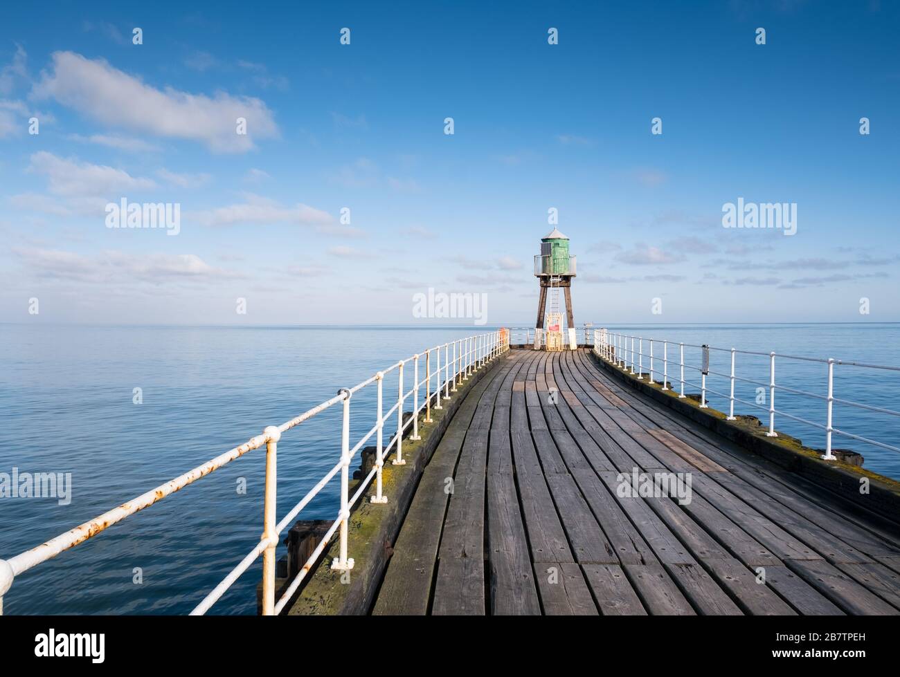 Whitby Pier, costa norte de Yorkshire, Inglaterra, Reino Unido Foto de stock