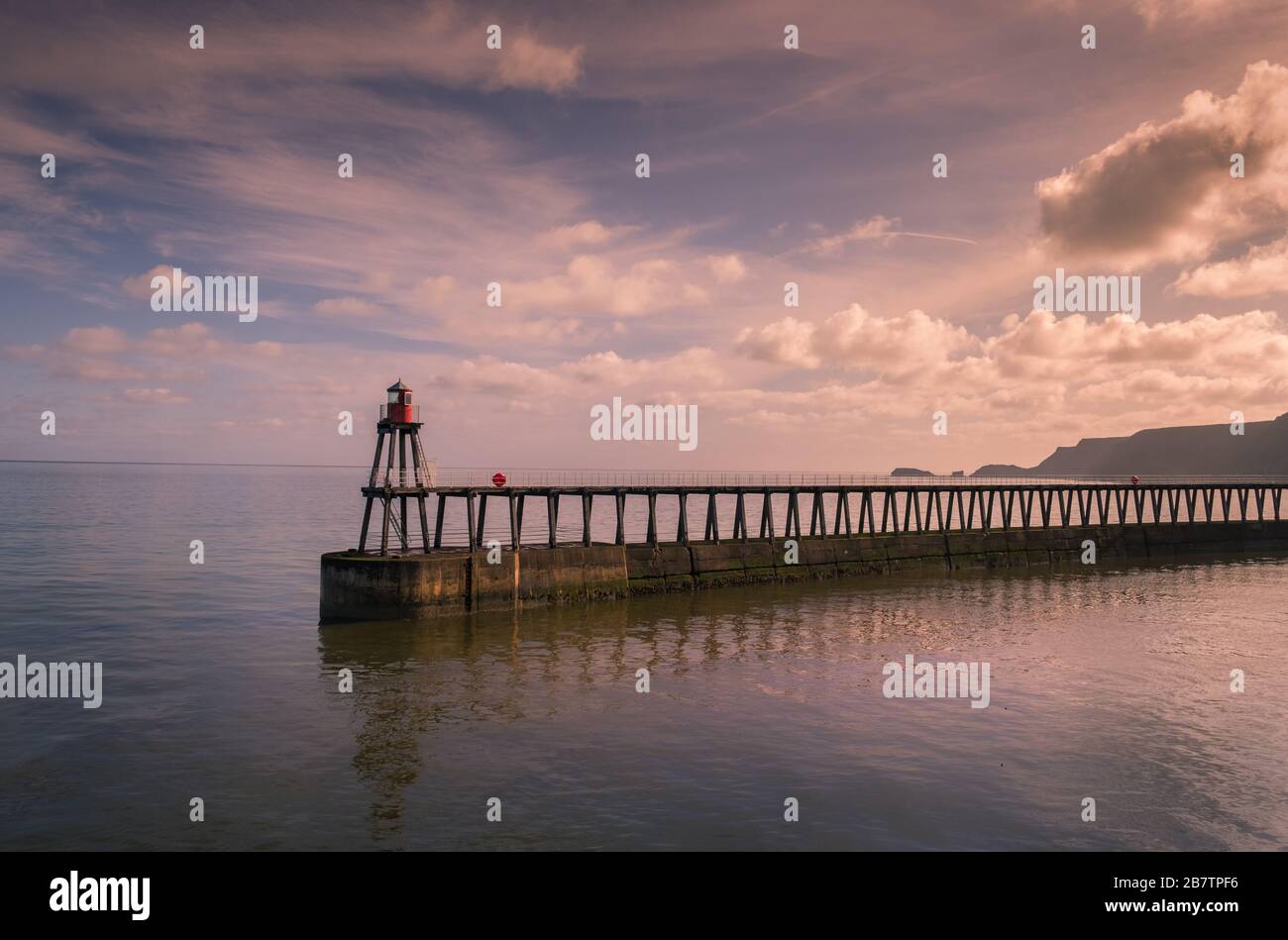 Whitby Pier, costa norte de Yorkshire, Inglaterra, Reino Unido Foto de stock