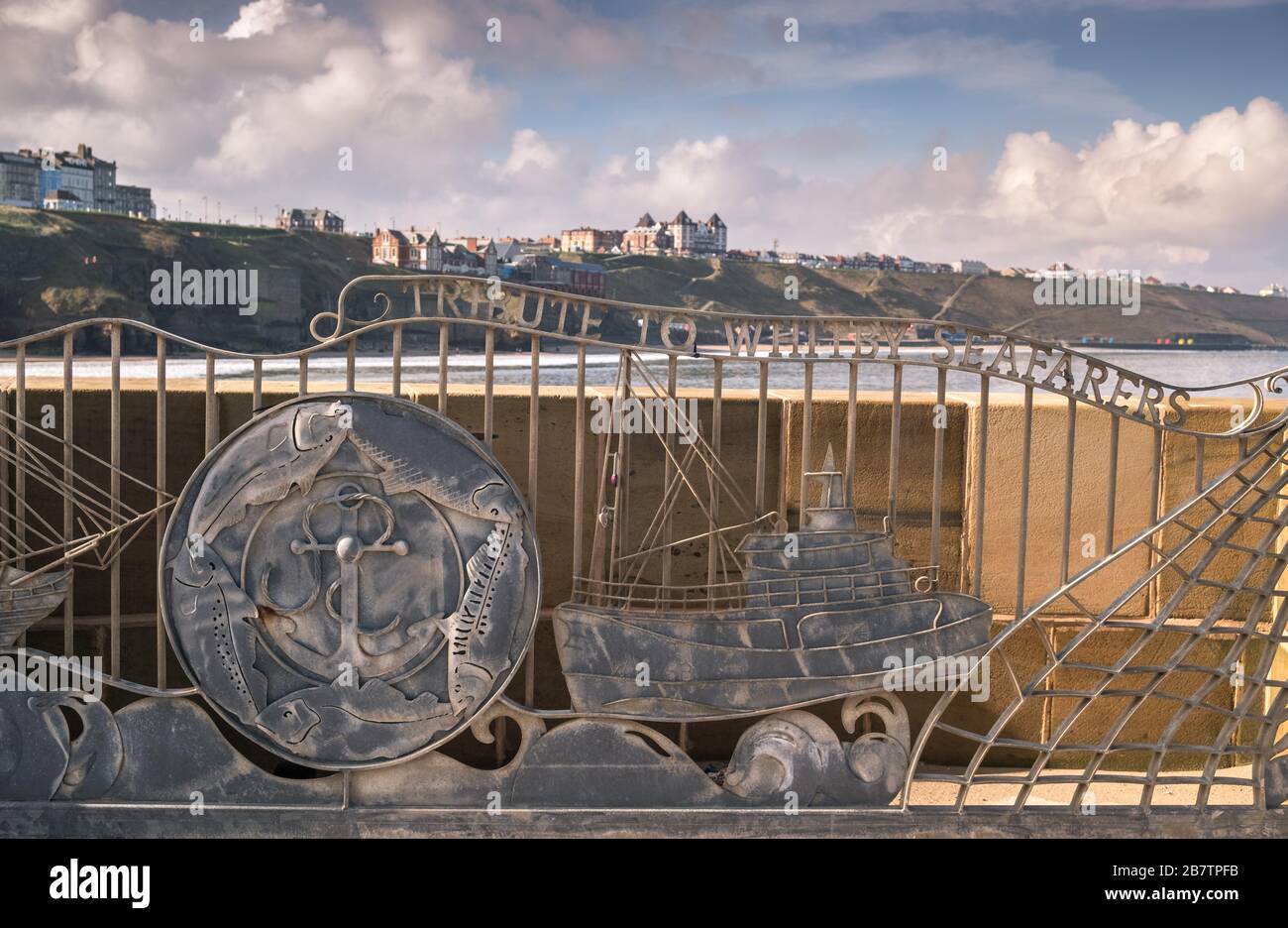 Homenaje a Whitby Seafarers, escultura de metal en Whitby Pier, costa de Yorkshire del Norte, Inglaterra, Reino Unido Foto de stock
