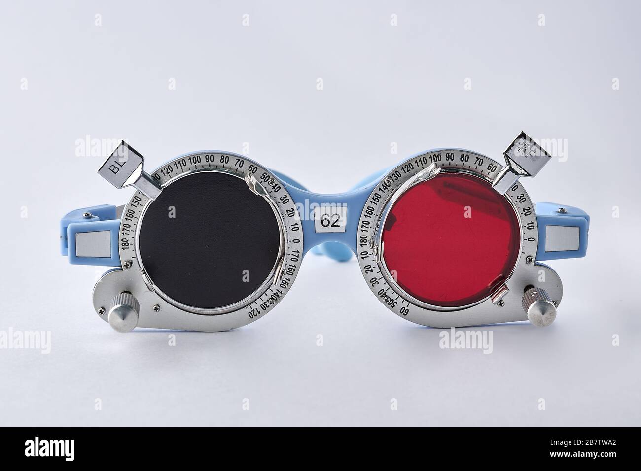 Herramientas optometrista con filtro rojo en prueba de marco