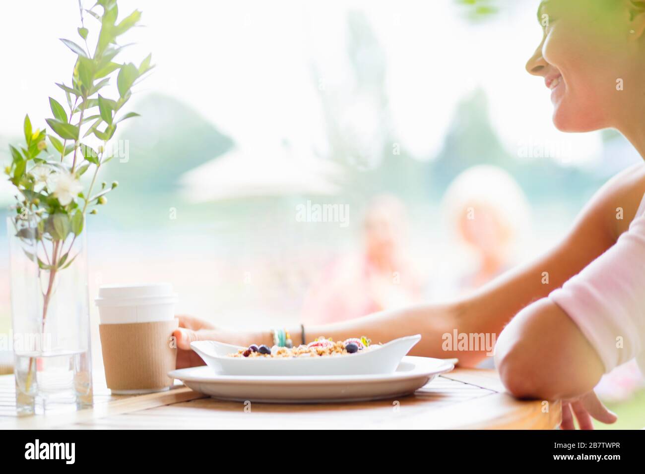 Mujer sonriente desayunar Foto de stock