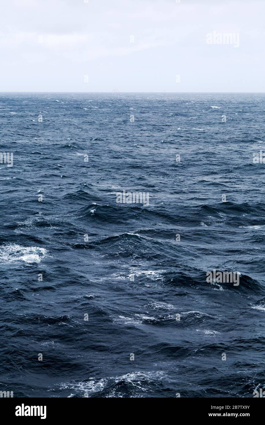 El Mar del Norte en aguas internacionales. Las olas son redondeadas por los tapones blancos. Foto de stock